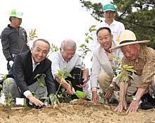 Toyota-Präsident Katsuaki Watanabe und Mitarbeiter bei der grössten Baumpflanzaktion Japans. Foto: Auto-Reporter/Toyota